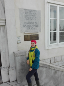 Dr. Ioana Nae pred Inštitutom za raziskovanje krasa ZRC SAZU